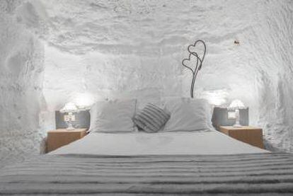 Dormitorio de una de las casas-cuevas de Las Bardenas, en Valtierra (Navarra).
