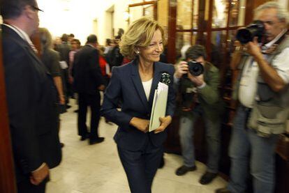 Elena Salgado, ayer en los pasillos del Congreso de los Diputados.