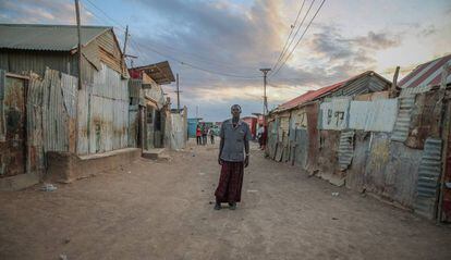 Un desplazado en un asentamiento informal en Somalia el pasado 11 de abril de 2020.