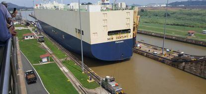 Un carguero cruza las esclusas del Canal de Panamá.