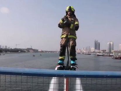 Los bomberos de Dubai utilizan  flyboards  para luchar contra el fuego en barcos y construcciones de playa