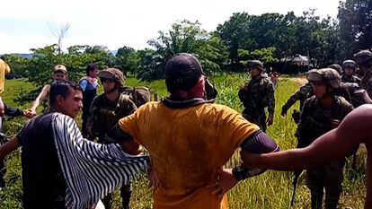 Cocaleros forman cadena humana para evitar el paso de militares en Tibú, Colombia.