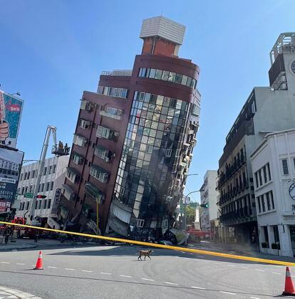 台湾の花蓮市政府が今週水曜日に公開した、地震後に建物に生じた被害を示す画像。 