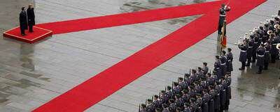 Angela Merkel da la bienvenida a Nicolas Sarkozy con honores militares en la Cancillería alemana, ayer en Berlín.