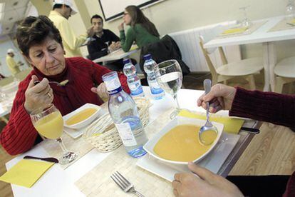 Dos comensales en el primer restaurante completamente vegetariano abierto en Madrid.