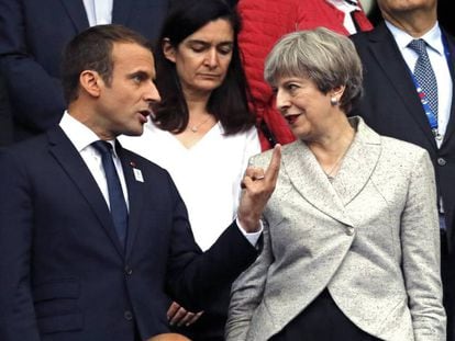 El presidente francés, Emmanuel Macron, y la primera ministra británica, Theresa May, asisten a un partido de fútbol amistoso en París el 13 de junio de 2017. EFE/ETIENNE LAURENT