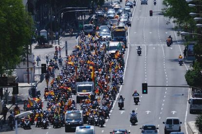 Centenares de motos y vehículos durante la manifestación de Vox por el centro de Sevilla.