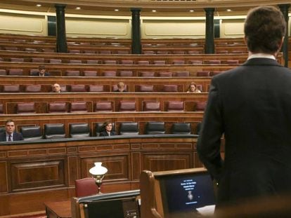 El líder del PP, Pablo Casado, habla desde su escaño, este miércoles en el Congreso. 