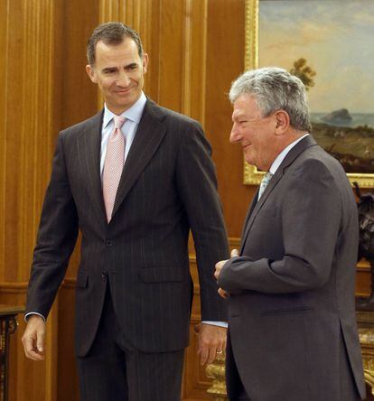 El rey Felipe VI junto al diputado de Nueva Canarias, Pedro Quevedo, el 26 de julio de 2016.