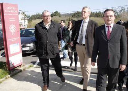 El alcalde de Malpica, con corbata y gafas en primer término, acompañado de concejales y cargos de la Xunta.