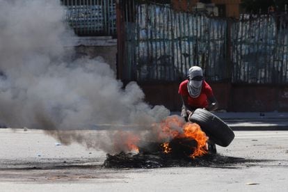Seorang pengunjuk rasa membakar roda untuk memprotes kekurangan bahan bakar di Port-au-Prince pada hari Senin.