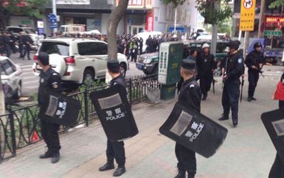 Polic&iacute;as acordonan la zona del atentado en Urumqi.