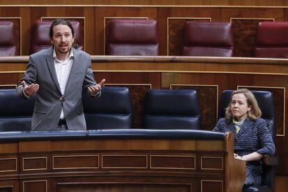 El vicepresidente Pablo Iglesias y la vicepresidenta económica Nadia Calviño, el 13 de mayo en el Congreso.