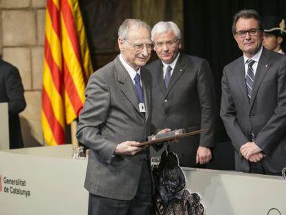 El historiador Hilari Raguer, despu&eacute;s de recoger su galard&oacute;n.