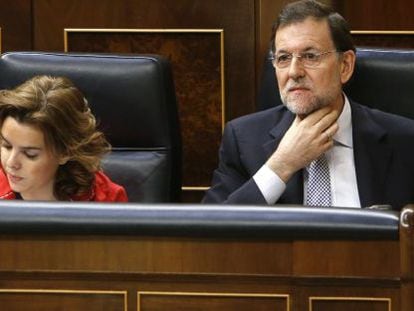 El jefe del Ejecutivo, Mariano Rajoy, y la vicepresidente, Soraya S&aacute;enz de Santamar&iacute;a, durante la sesi&oacute;n de control al Gobierno hoy en el Congreso de los Diputados.