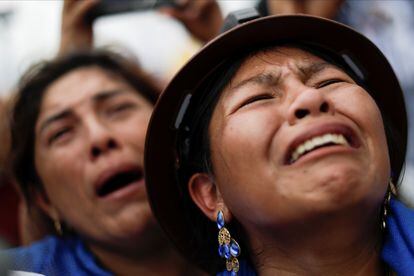 Una mujer llora durante el evento en Chimoré, Bolivia el 11 de noviembre de 2020. 
