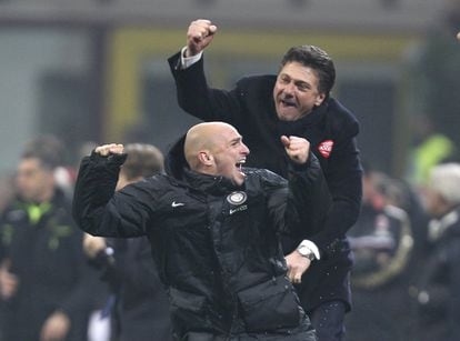 Esteban Cambiasso y el entrenador Walter Mazzarri celebran la victoria