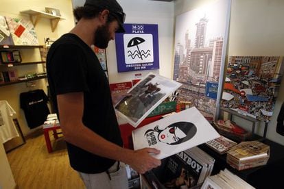 Un cliente con dos láminas en la tienda Madrid al Cubo.