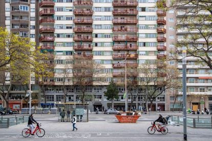Bloque de viviendas de la calle Tarragona de Barcelona que se convertirán en pisos turísticos