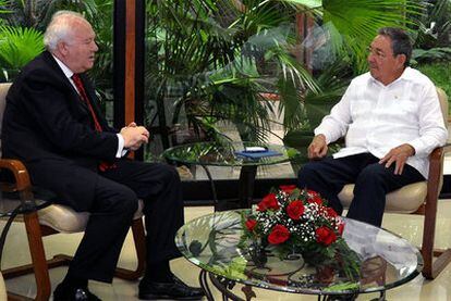 El ministro Moratinos y el presidente Raúl Castro, durante su reunión en La Habana.