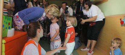 Esperanza Aguirre saluda a unos niños durante la inauguración de una guardería en Aranjuez.