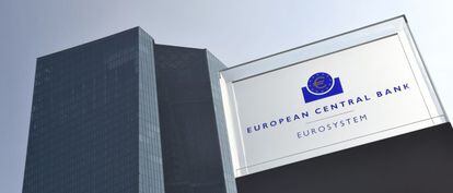 Vista del logotipo del Banco Central Europeo (BCE) en su sede de Fr&aacute;ncfort, Alemania.