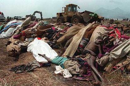 Un <b><i>bulldozer</b></i> francés apila los cuerpos del campo de refugiados Kibumba, cerca de Goma (Ruanda).