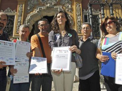 Representantes de la Plataforma Sindical de Sanidad muestran las firmas.