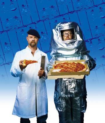Jamie Hyneman y Adam Savage en el programa de televisión 'MythBusters' (2003). La ciencia aplicada a la pizza.