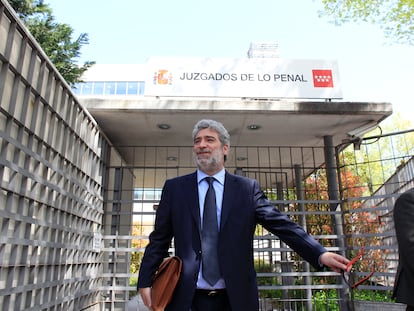 Miguel Ángel Rodríguez, tras comparecer en un juzgado de Madrid en 2011 acusado de injurias y calumnias por haber llamado "nazi" al doctor Luis Montes.