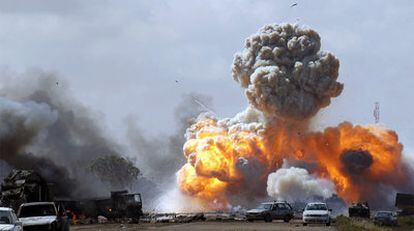 Ataque aéreo aliado contra vehículos de leales a Gadafi cerca de Bengasi.