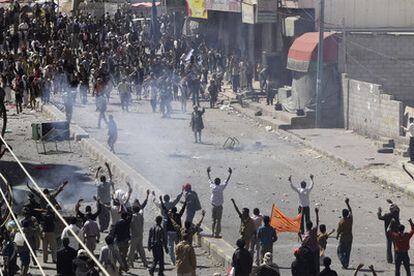 Jóvenes opositores (en primer término) se enfrentan a partidarios del Gobierno en Saná.