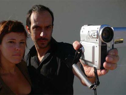 Lluís Segura, realizador del vídeo, con la cámara utilizada. A su lado, Ester Fernández, que hizo de productora.