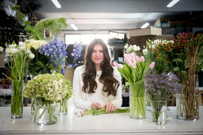 Elena Suárez, florista, en su taller de Madrid.