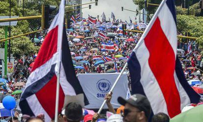 Miles de manifestantes marchan, el miércoles, contra la reforma fiscal.