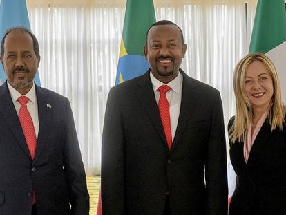 La primera ministra italiana, Giorgia Meloni, junto al presidente de Somalia, Hassan Sheikh Mohamud, y al primer ministro de Etiopía, Abiy Ahmed, el sábado 15 de abril en Addis Abeba (Etiopía).