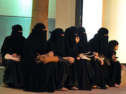 Mujeres saud&iacute;es esperan a sus ch&oacute;feres en un centro comercial.
