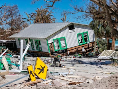 Una casa dañada por el huracán Ian en Fort Myers Beach (Florida).