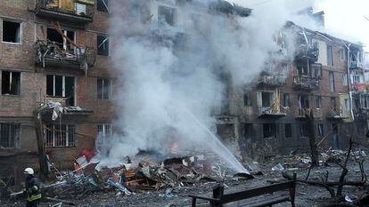 Bomberos ucranios intentaban apagar este miércoles un incendio en un edificio de Vishgorod, a las afueras de Kiev, provocado por un ataque ruso.
