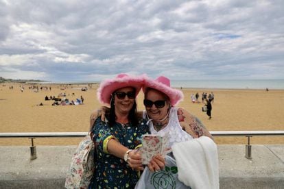 Dos mujeres se hacen un selfi en una playa británica este mes de mayo.