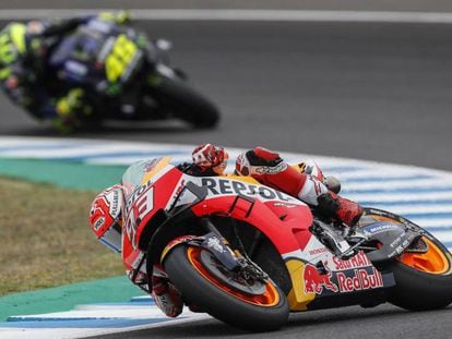 Marc Márquez (Repsol Honda) seguido por el piloto italiano Valentino Rossi (Yamaha) este sábado durante los terceros entrenamientos libres en la jornada de clasificación del Gran Premio de España de MotoGP, en Jerez.