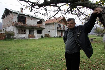 El bosnio Bajraktarevic Ibraihm, ante de la casa de sus vecinos destruida por los serbios durante la guerra contra los bosnios, en las cercanias de la ciudad de Foca, Republica Serbia de la Federación de Bosnia-Herzegovina.