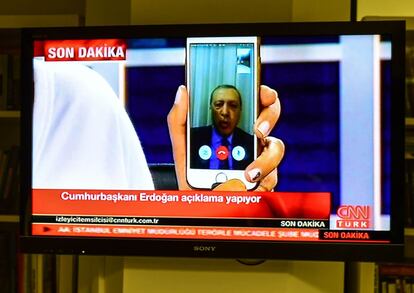 El presidente turco, Erdogan, hace un llamamiento al pueblo a través de una videollamada.