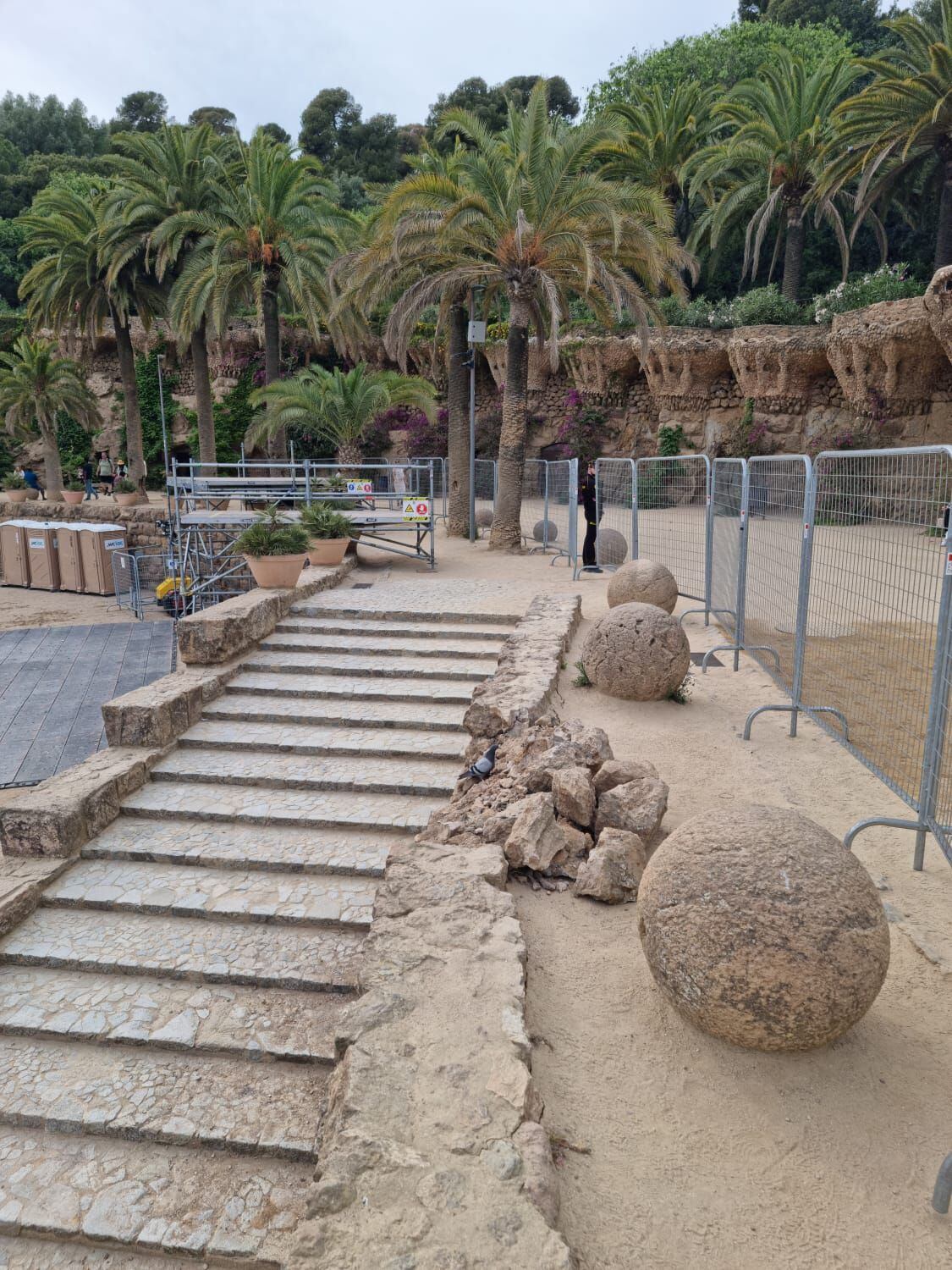 Dañadas las escaleras del Park Güell de Barcelona durante los preparativos del desfile de Louis Vuitton