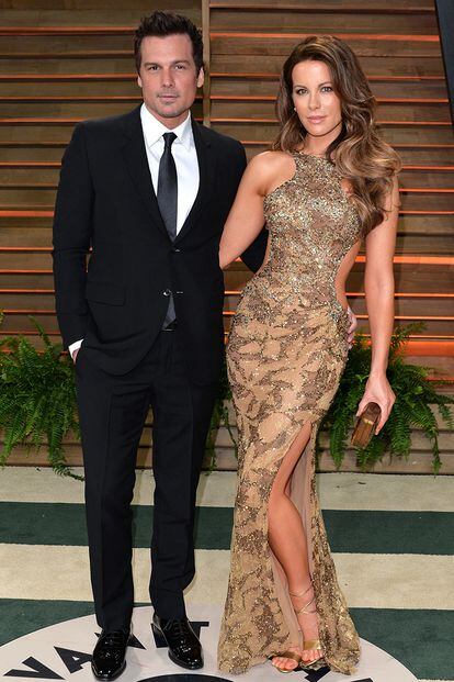 El director Len Wiseman junto a su pareja Kate Beckinsale. La actriz llevó a la fiesta Vanity Fair un vestido de lentejuelas color bronce de Elie Saab.