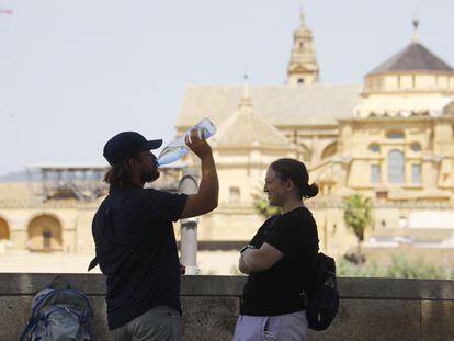 Dos turistas beben agua, este miércoles en Córdoba.