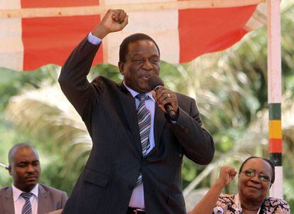 El exvicepresidente Emmerson Mnangagwa, uno de los posibles sucesores de Mugabe
