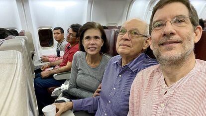 Los hermanos Cristiana y Pedro Joaquín Chamorro, junto al gerente del diario 'La Prensa' de Nicaragua, Juan Lorenzo Holman, en el vuelo que los traslada a Washington.