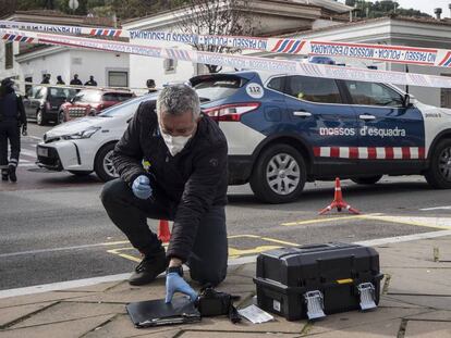 Un miembro de la policía científica de los Mossos d'Esquadra, en el escenario de los hechos.