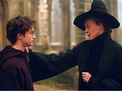 Daniel Radcliffe y Maggie Smith, en la película.